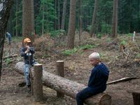 Jongetjes op evenwichtsbalk