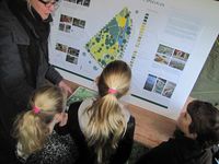 Infomarkt ontwerp laten zien aan de omwonenden en kinderen